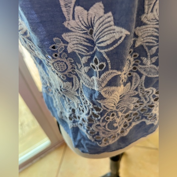Isa & Ella Top - Embroidered & Eyelet details - Picture 2 of 5